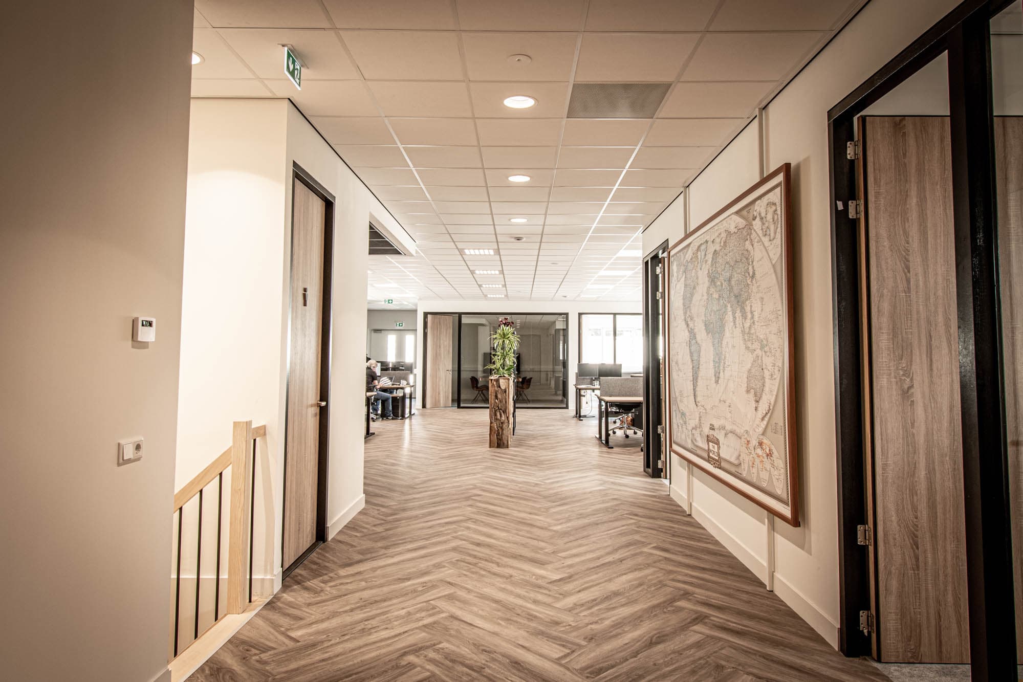 Strak geschilderde wanden en deuren in een kantoorpand, afgewerkt door Keistad Schilderwerken