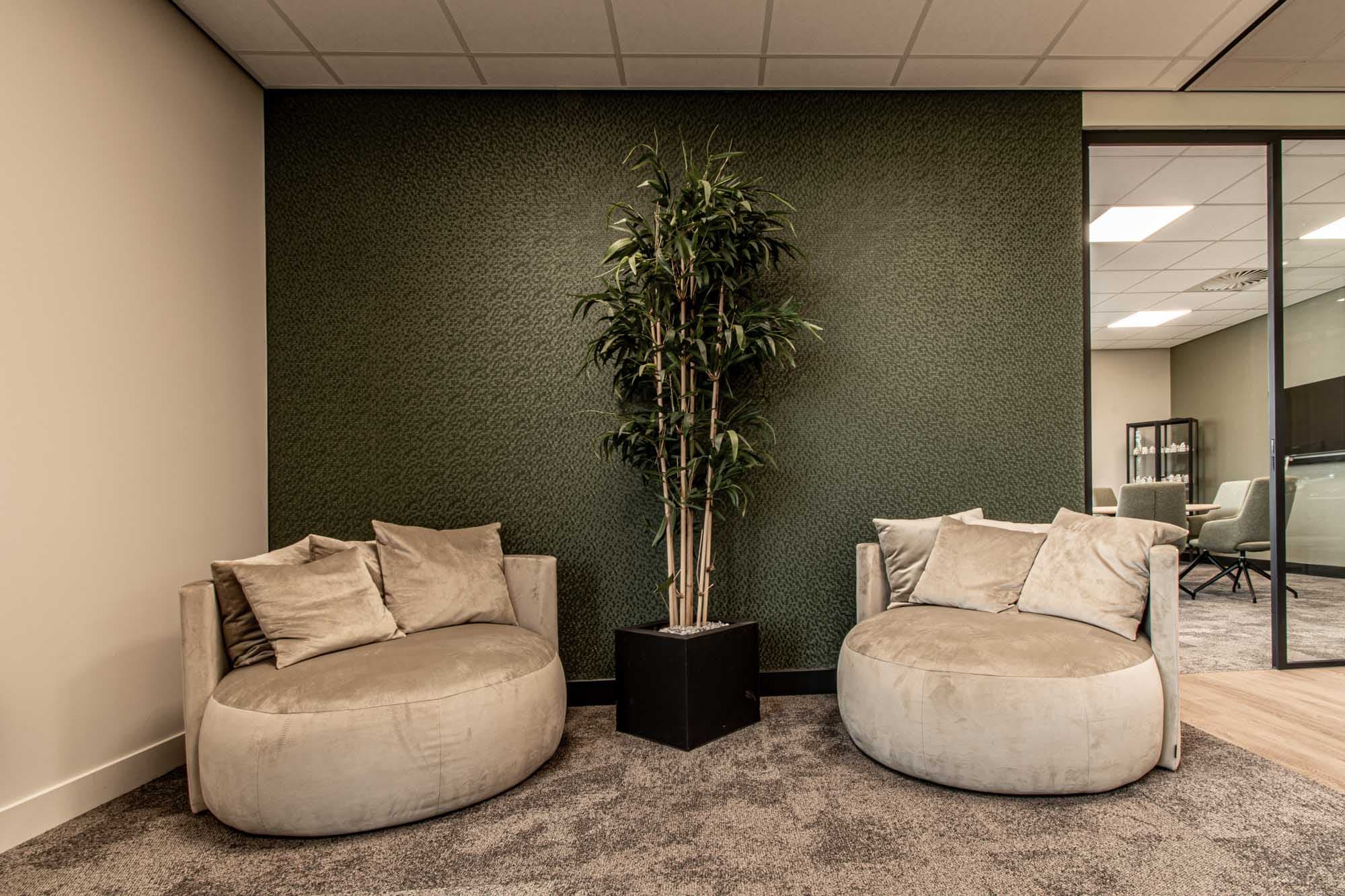 Wand voorzien van luxe wandbekleding, strak aangebracht door de behangers van Keistad Schilderwerken