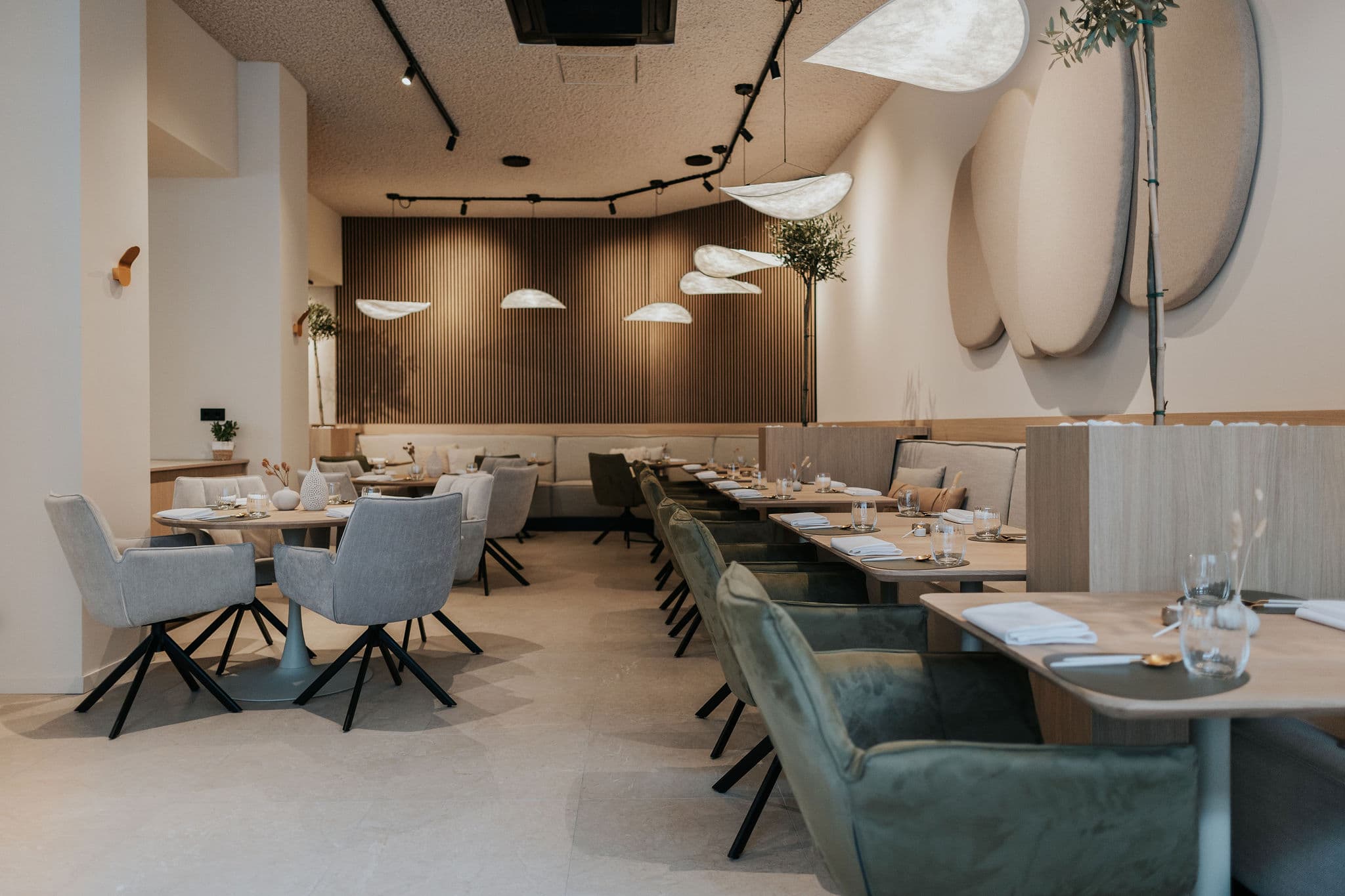 Stilte en stijl: Het effect van een akoestisch plafond in de woonkamer